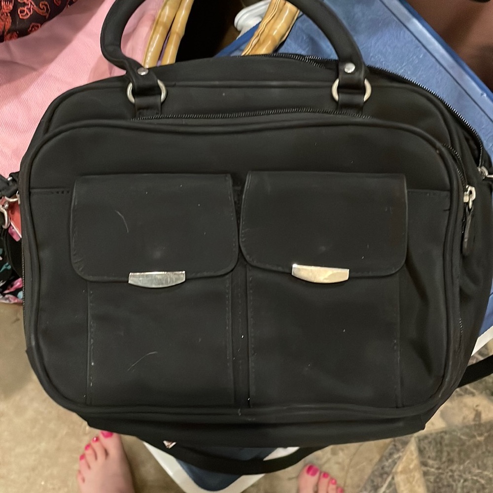 Woman’s large black purse 3 major compartments shoulder strap in great condition
